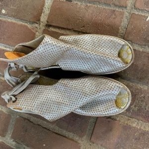 FLY LONDON YPUL Wedge Heel Perforated GOLD Wedge Heel SANDALS 40 9